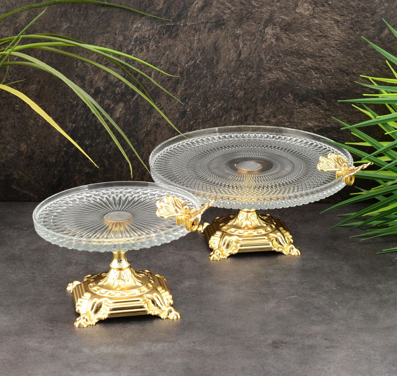 Support de Présentation Pyramidal en Verre Rond Doré : Élégance et Raffinement